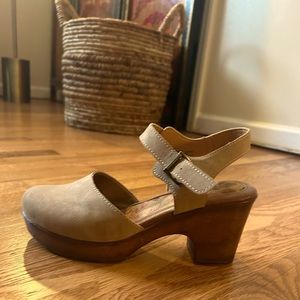 b.ø.c Camel Suede Heels